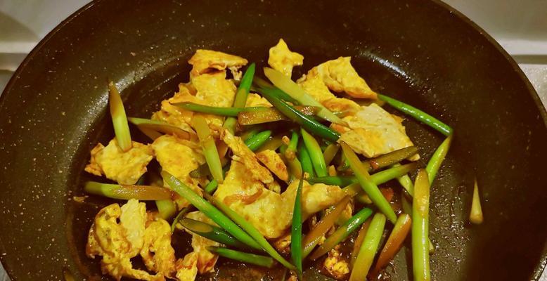 用蒜薹烹制美食（教你炒出美味木耳鸡蛋）