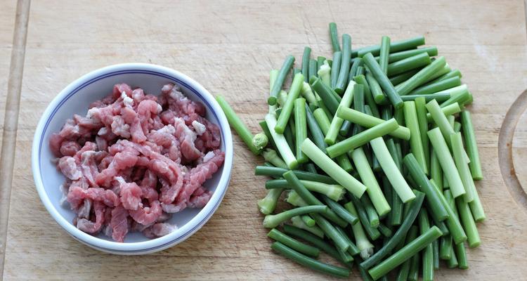 蒜薹炒牛肉丝，简单易做的美味佳肴（蒜薹和牛肉的完美配合）