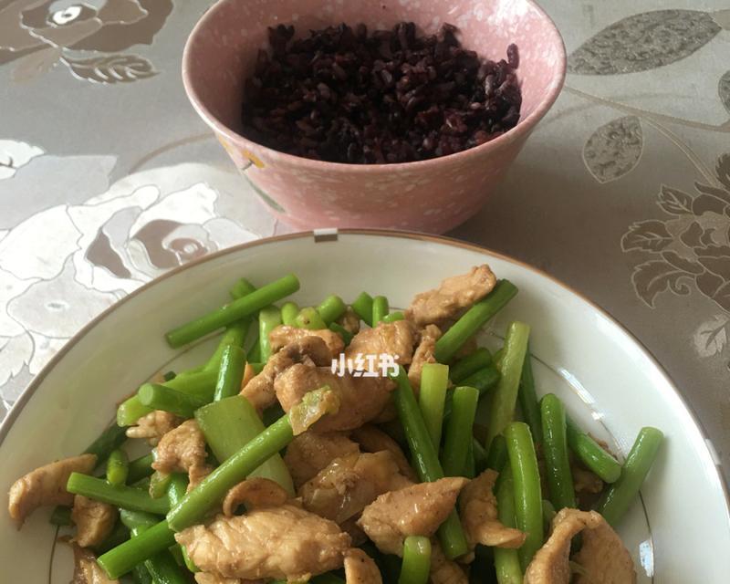 蒜薹炒鸡肉的做法（家常美食）