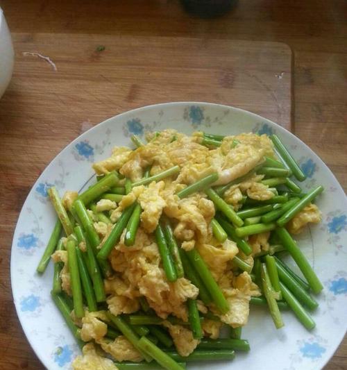 香蒜苔火腿煎饼的制作方法（用新鲜蒜苔和美味火腿制作的美食）