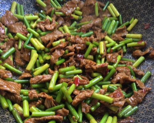 以蒜苔炒牛柳，香气四溢的美食佳品（家庭厨房也能轻松烹饪/蒜苔与牛柳的完美组合）