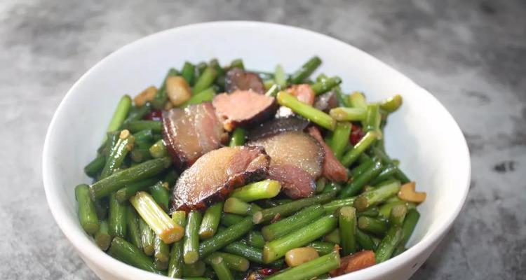 蒜台炒腊肉，领略四川美食魅力（蒜香味浓）