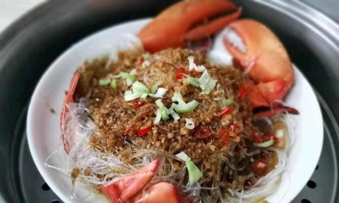 蒜蓉蒸波士顿龙虾配日式饭团，美味的海鲜与日本风味的完美结合（一道精致的海鲜料理）