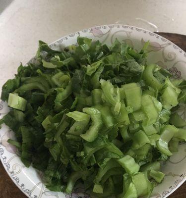 蒜蓉肉末芥菜的做法（一道简单美味的家常菜）