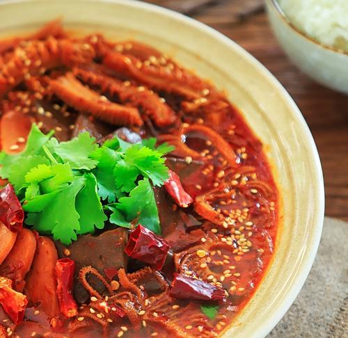 四川毛血旺的秘密（探寻四川毛血旺的制作方法和食用技巧）