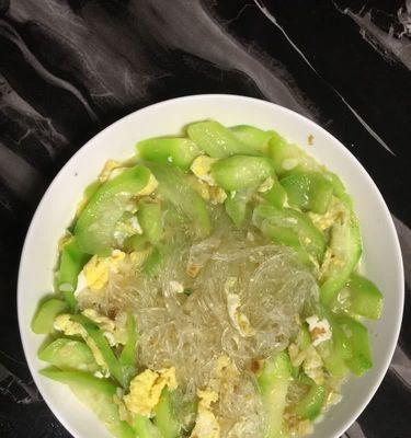 以丝瓜粉丝为主材的营养美食制作方法（健康饮食首选——丝瓜粉丝）