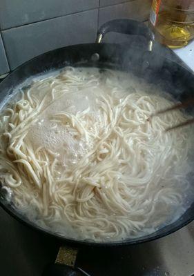 手工擀面片，制作美味面食（传统技艺的味道）