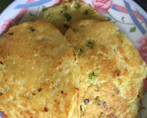 剩米饭鸡蛋饼的制作方法（利用厨余食材轻松做美食）