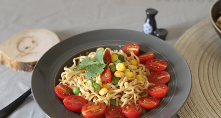 以养乐多圣女果汁为基础的健康饮品制作方法（美味又健康）