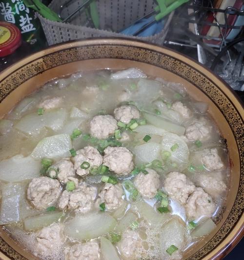 如何制作美味的肉丸蝴蝶面汤（掌握肉丸和面条的制作技巧）