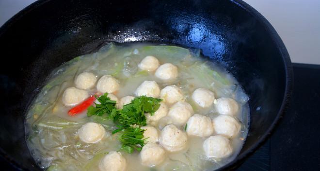 油菜肉丸粉丝汤的做法（健康营养的家常美食）