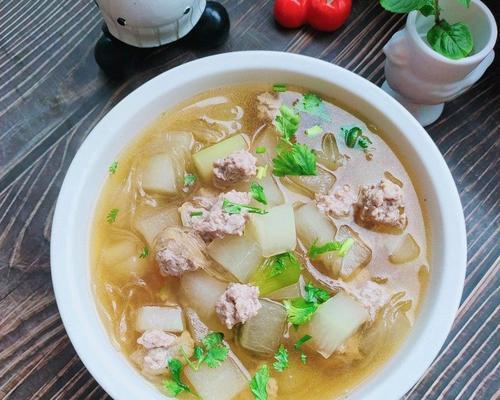 三色肉丸冬瓜汤，清热解暑的美味之选（教你用简单步骤烹饪清爽美食）