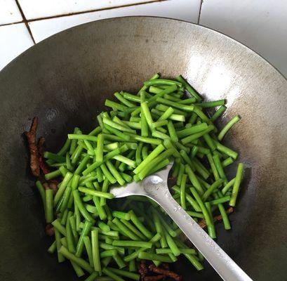 美味肉丝蒜薹的制作方法（用新鲜食材做出口感清脆）