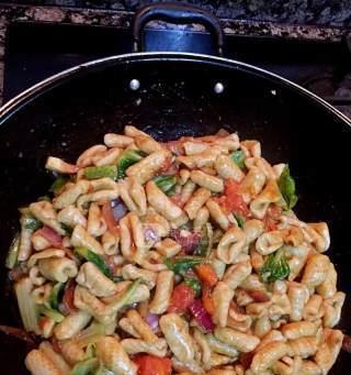 《肉丝蔬菜炒麻食——家常美味的下饭菜》（健康饮食）