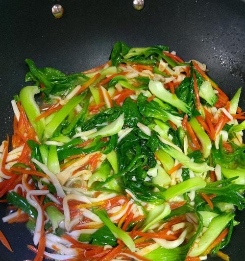 《肉丝蔬菜炒麻食——家常美味的下饭菜》（健康饮食）