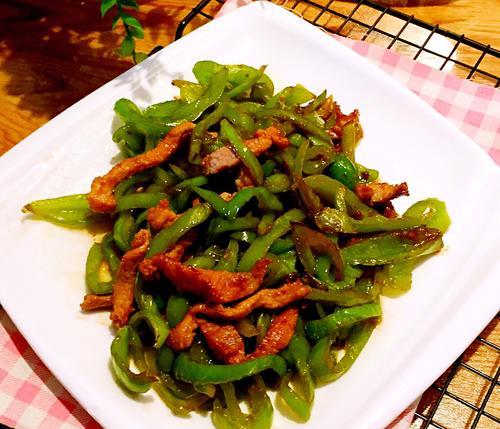 《肉丝蔬菜炒麻食——家常美味的下饭菜》（健康饮食）