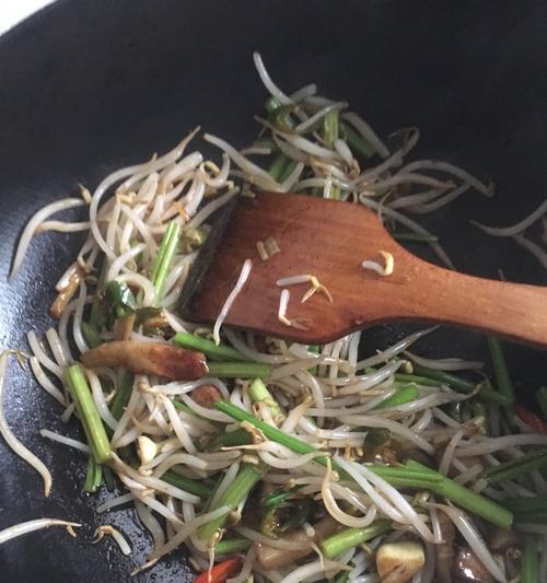 肉丝绿豆芽做法大全（简单易学的家常美食）