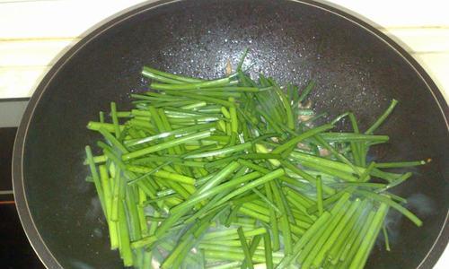 肉丝韭菜花的美味做法（用肉丝与韭菜花碰撞出的口感奇妙）