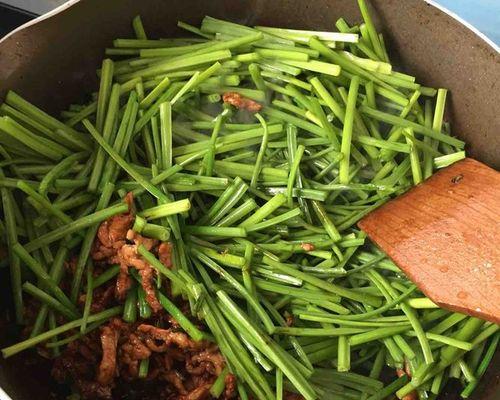 肉丝韭菜花的美味做法（用肉丝与韭菜花碰撞出的口感奇妙）