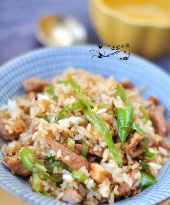 彩色肉丝蛋炒饭，让你的餐桌更有色彩（美味鲜香的彩色肉丝蛋炒饭）