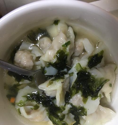 清爽美味，学会制作清汤饺子（15步教你做一碗清爽好味的清汤饺子）