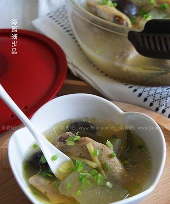 营养美味的清水香菇鸡汤（用清水炖出的健康好汤）