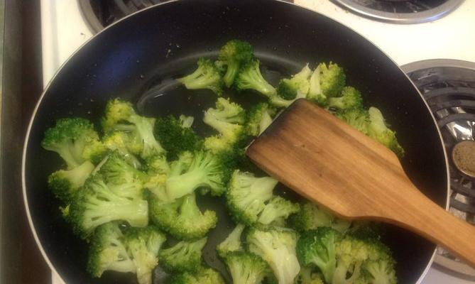 清热润肺西兰花炒荸荠（以蔬菜为主的健康饮食）