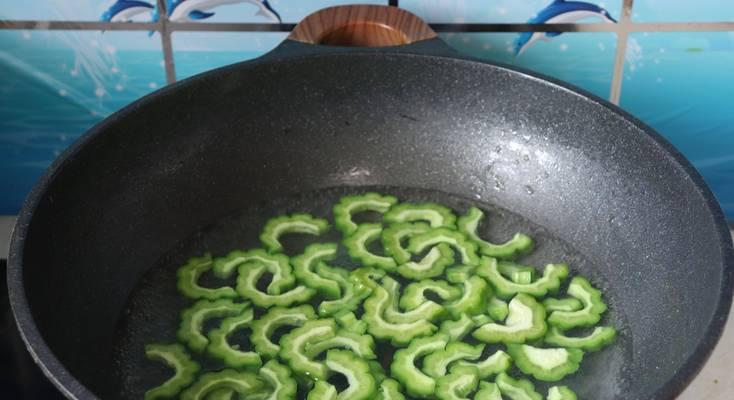 清凉苦瓜饮，清热解毒的夏日饮品（夏季消暑必备）