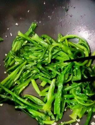 清炒小菜芯（美味清爽的菜品）