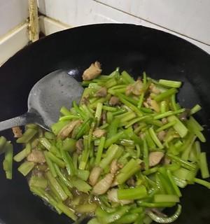 白萝卜炒芹菜肉丝怎么做？步骤和技巧是什么？